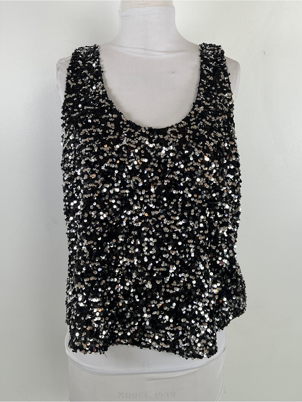 NWT! Charlie Paige Silver and Black Sequin Top Size small